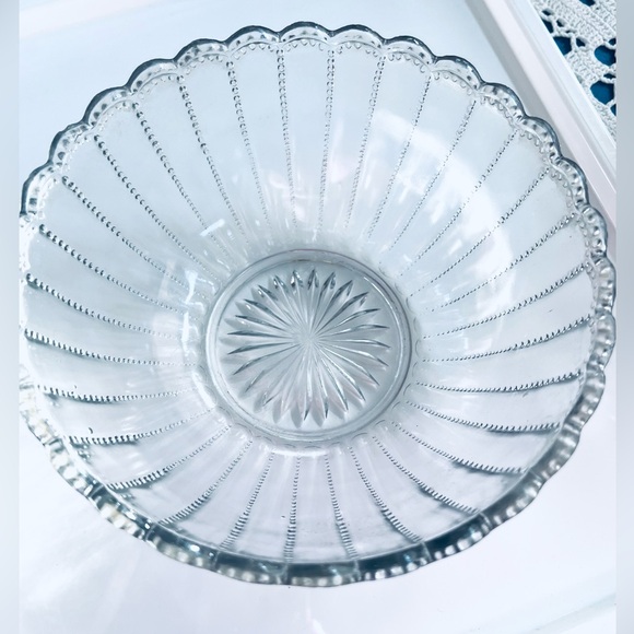 Vintage clear glass bowl, single row beaded, scalloped edge/rim - Picture 1 of 13